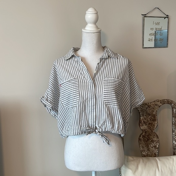 Cropped Stripped Button Down - Picture 2 of 5